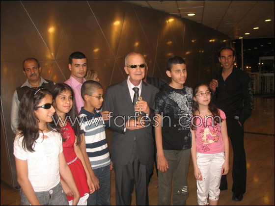 كفيف يصلح آلات الطباعة ويتفوق على 4000 معلم مبصر! 