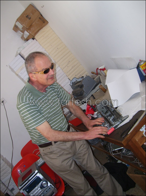 كفيف يصلح آلات الطباعة ويتفوق على 4000 معلم مبصر! 