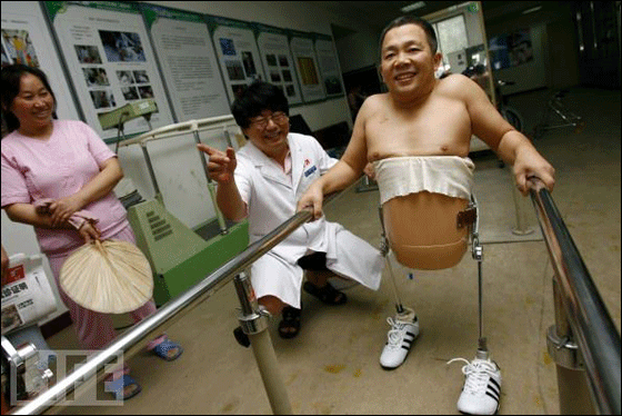 بعد استئصال نصفه افتتح متجر نصف رجل بنصف السعر!