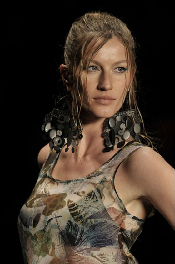 العارضة صاحبة أعلى أجر في العالم تعود إلى المنصات!