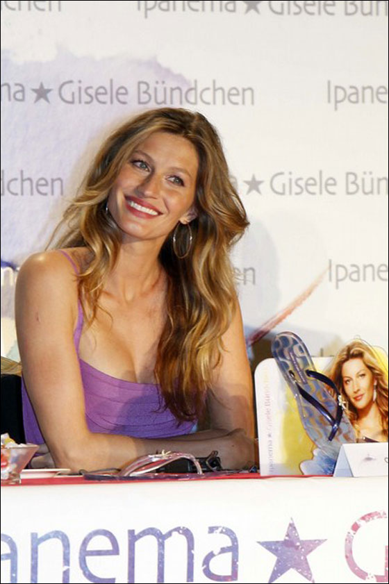 العارضة صاحبة أعلى أجر في العالم تعود إلى المنصات!