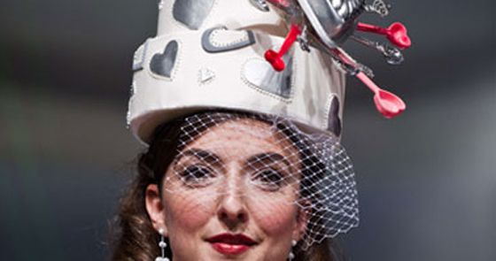 ازياء امريكية مطرزة بالشيكولاتة والحلوى.. اليكم الصور!