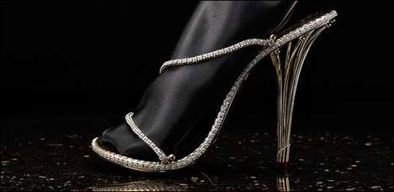 حذاء نسائي مرصّع بـ2200 الماسة!! 