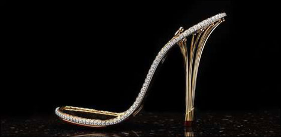 حذاء نسائي مرصّع بـ2200 الماسة!! 