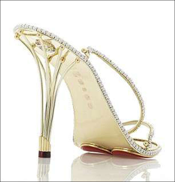 حذاء نسائي مرصّع بـ2200 الماسة!! 