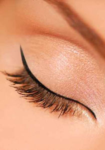 اليك ابسط الطرق لرسم كحل العين!