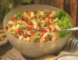 اليكم طبق صحي.. سلطة المعكرونة