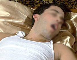 الربط بين انقطاع النفس اثناء النوم.. وفشل عمل القلب!