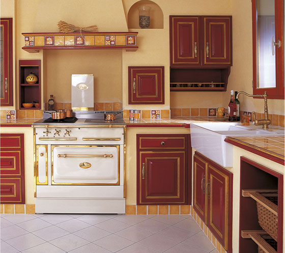 مطابخ متنوعة التصاميم بألوان مختلفة 