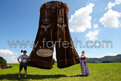 77 متر من جلد البقر لحياكة أكبر سروال في العالم!