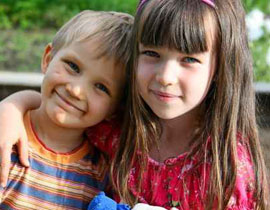 دراسة: الأخت تساهم في صحة المراهقين العقلية وتجلب السعادة!