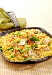 نقدم لكم طريقة تحضير الأرز الأصفر بالدجاج والخضار!