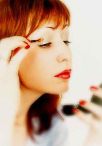 اليك سيدتي أسهل وأسرع طريقة لوضع مكياج العيون!