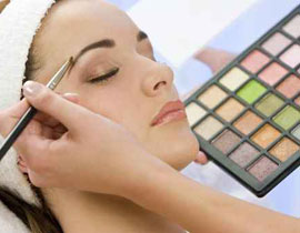 اتبعي تلك الخطوات لتحصلي على حواجب عريضة بالمكياج!