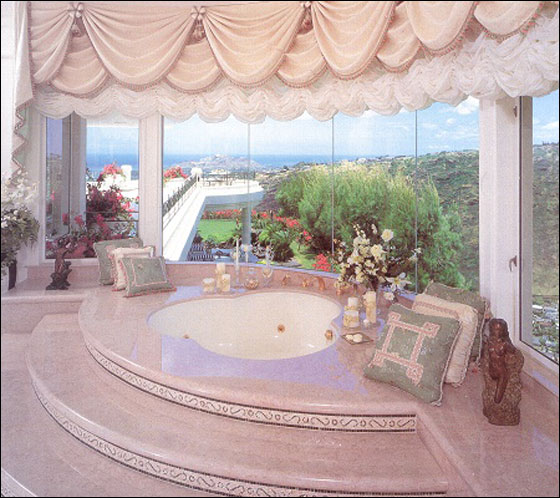 أجمل وأغرب ديكورات جديدة للحمامات!!