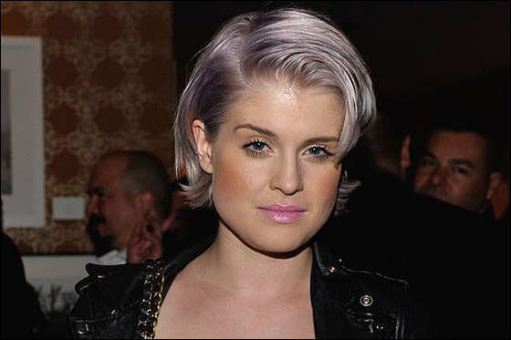 النساء يفخرن حاليا باشتعال رأسهن شيبا!