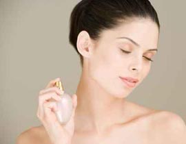 مع هذه النصيحة عطرك يدوم بدون بقع على ملابسك!