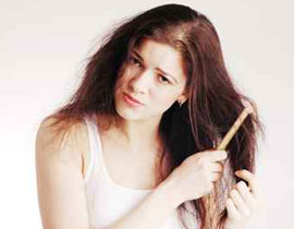 تعاني من جفاف الشعر والقشرة؟! اليك الحل هنا!