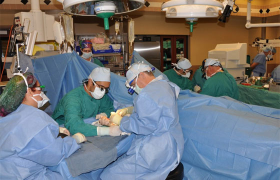 عملية زرع يدين لامريكي بترت راحتيه تتكلل بالنجاح!