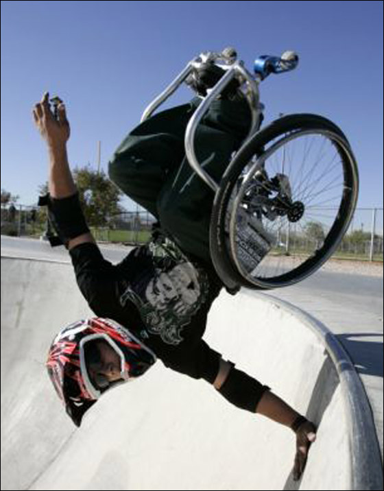 فوز ارون بلقب أول متزلج على كرسي متحرك في العالم! 