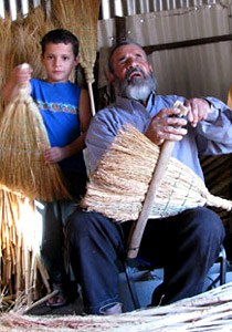 كفيف فلسطيني يبهر الجميع باعتماده على نفسه وحفر الابار