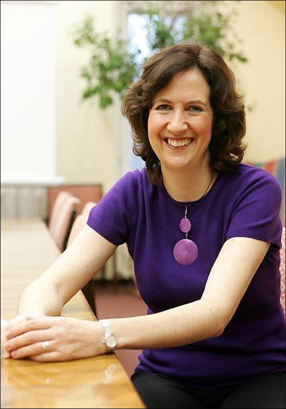 حرمان دبلوماسية بريطانية من منصب سفيرة لانها صماء!