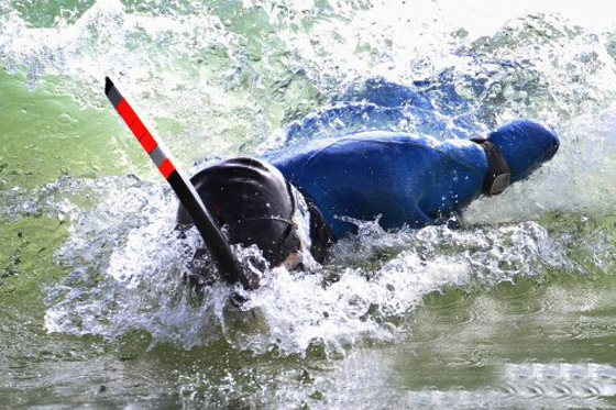 فرنسي بلا ساقين أو ذراعين يعبر القنال الإنجليزي سباحة