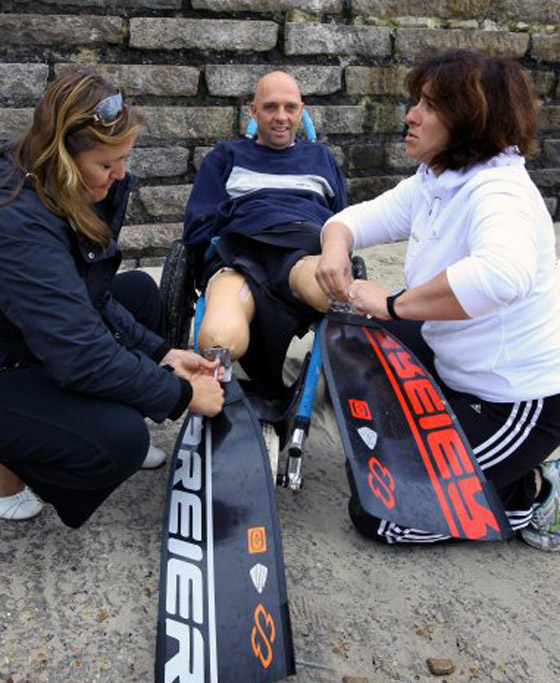 فرنسي بلا ساقين أو ذراعين يعبر القنال الإنجليزي سباحة