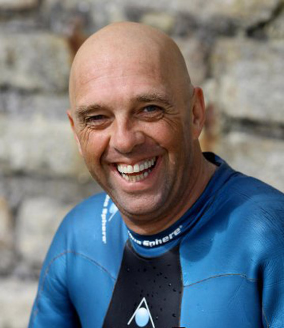 فرنسي بلا ساقين أو ذراعين يعبر القنال الإنجليزي سباحة