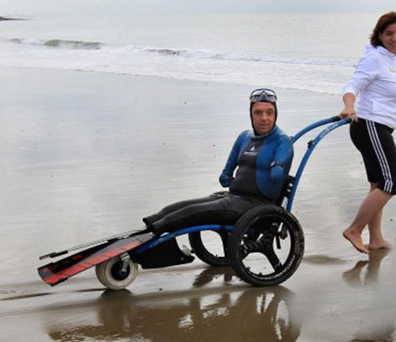 فرنسي بلا ساقين أو ذراعين يعبر القنال الإنجليزي سباحة