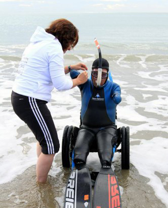 فرنسي بلا ساقين أو ذراعين يعبر القنال الإنجليزي سباحة