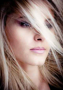 اليك 5 خطوات لتكتشفي مدى صحة شعرك!!