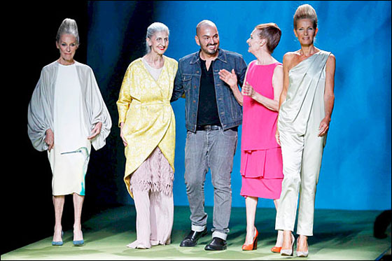 مصمم إسباني يفاجىء الجمهور بعارضات أزياء مسنات!