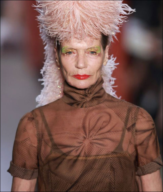 مصمم إسباني يفاجىء الجمهور بعارضات أزياء مسنات!