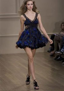 سقوط عارضة أزياء يثير الجدل حول اضرار الكعب العالي!!