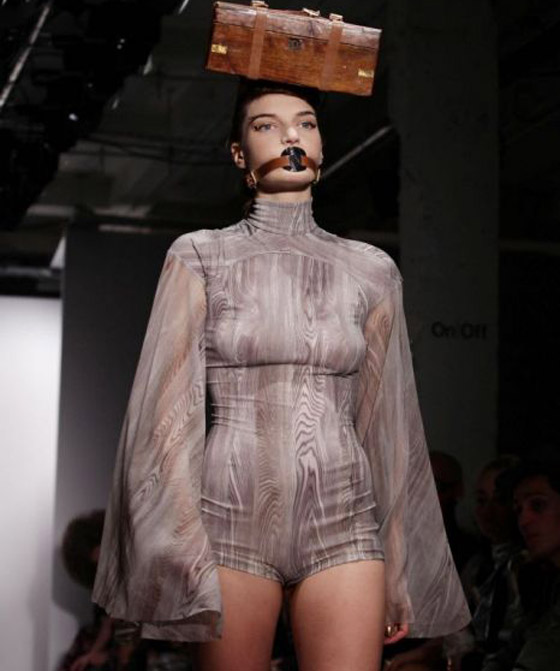 عارضات الأزياء على منصة لندن عاريات.. إنتبهوا للتسريحة!! 