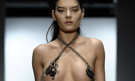 عارضات الأزياء على منصة لندن عاريات.. إنتبهوا للتسريحة!! 