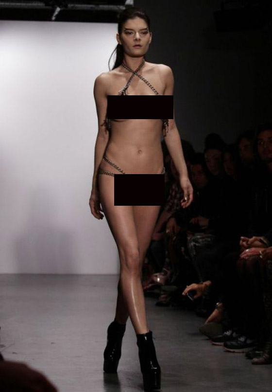 عارضات الأزياء على منصة لندن عاريات.. إنتبهوا للتسريحة!! 