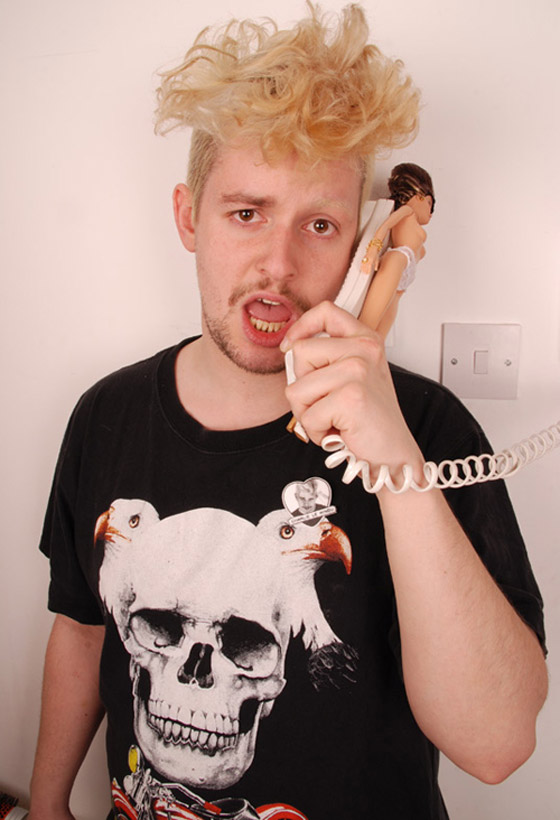 عارضات الأزياء على منصة لندن عاريات.. إنتبهوا للتسريحة!! 