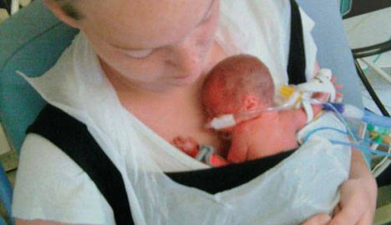 كيس سندويشات في مطبخ المستشفى يبقي المولودة حيّة 