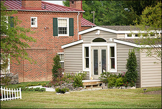 ويبدو هذا الكوخ من الخارج مثل مخزن صغير لأدوات الحديقة