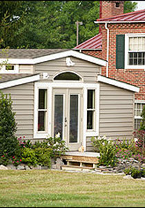 ويبدو هذا الكوخ من الخارج مثل مخزن صغير لأدوات الحديقة