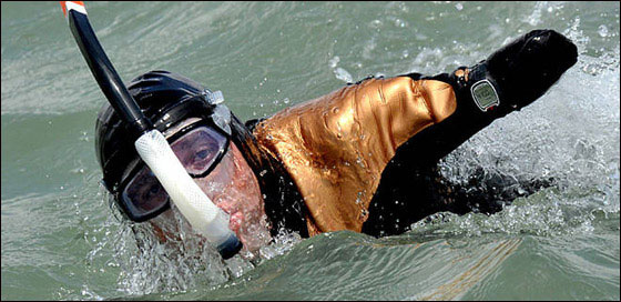 مبتور الذراعين يمضي 9 ساعات سباحة في البحر المتوسط!!