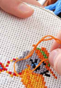 تتحدى إعاقتها وتعمل بالتطريز لتوفر لأشقائها قوت يومهم!