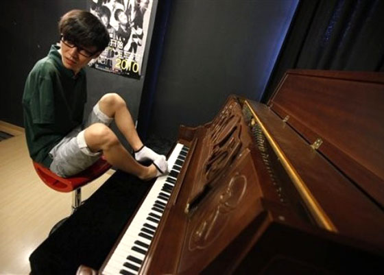 إختيار موهوب يعزف بقدميه نجما للصين 