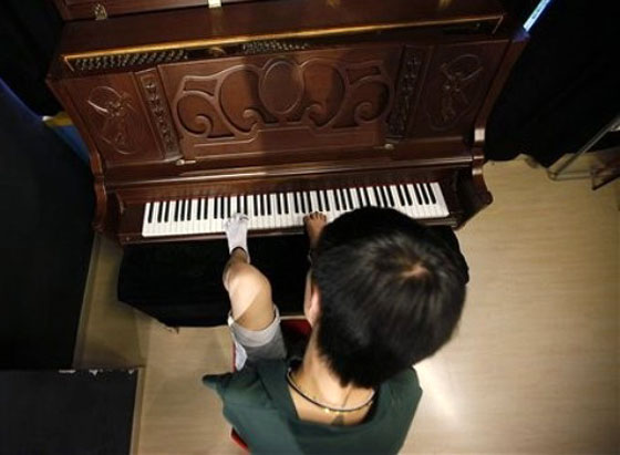 إختيار موهوب يعزف بقدميه نجما للصين 