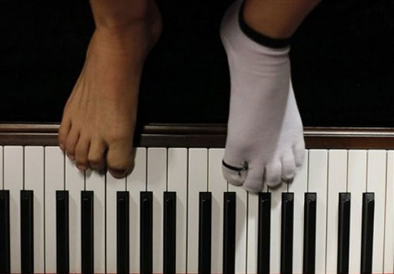 إختيار موهوب يعزف بقدميه نجما للصين 