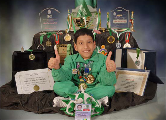 سعودي يتحدى اعاقته.. ويحصد 6 ميداليات في السباحة!!