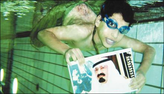 سعودي يتحدى اعاقته.. ويحصد 6 ميداليات في السباحة!!