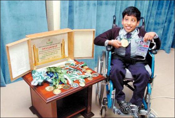 سعودي يتحدى اعاقته.. ويحصد 6 ميداليات في السباحة!!